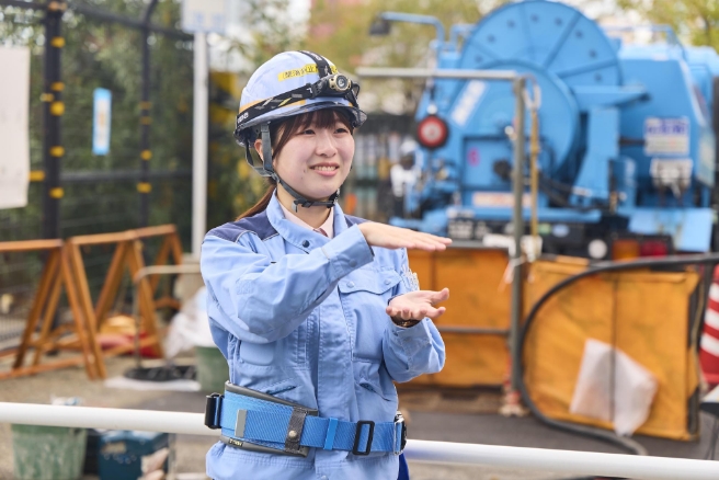 現場で案内する笑顔の社員