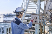 処理施設で機器を操作する社員
