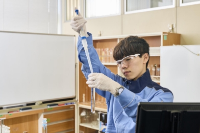 実験室で試験管を扱う社員