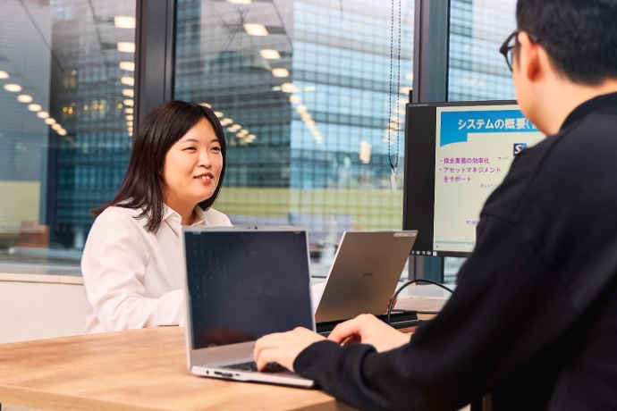 オフィスで打ち合わせする社員