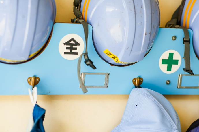 ヘルメットが並ぶラック