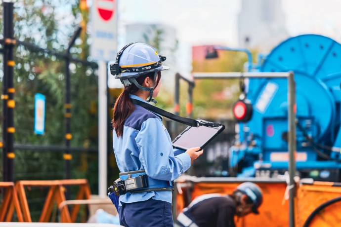 タブレットを持ち現場で作業する社員