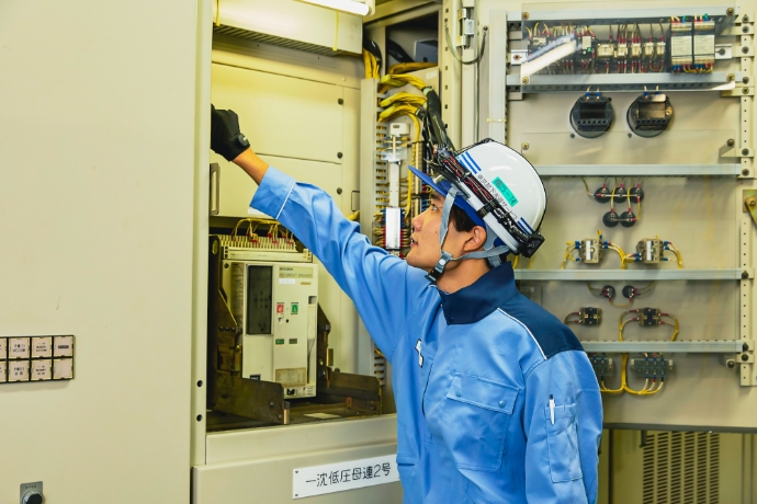 電気設備を点検する社員