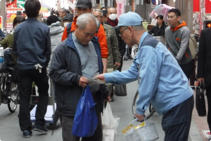 街頭での交通安全啓蒙活動のイメージ